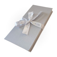 Д10303П.050/Л Подарочная коробка ДЛЯ ДЕНЕГ с бантом, тиснение МИКРОВЕЛЬВЕТ 172х83х16, серебристый/лого