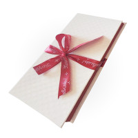 Д10303П.025/Л Подарочная коробка ДЛЯ ДЕНЕГ с бантом, тиснение РОМБ- крупный,  172х83х16, белый-бордовый/лого